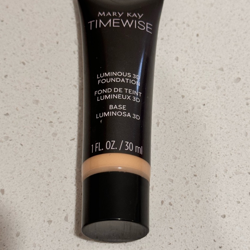 Mary Kay Luminous 3D Foundation in Beige C130